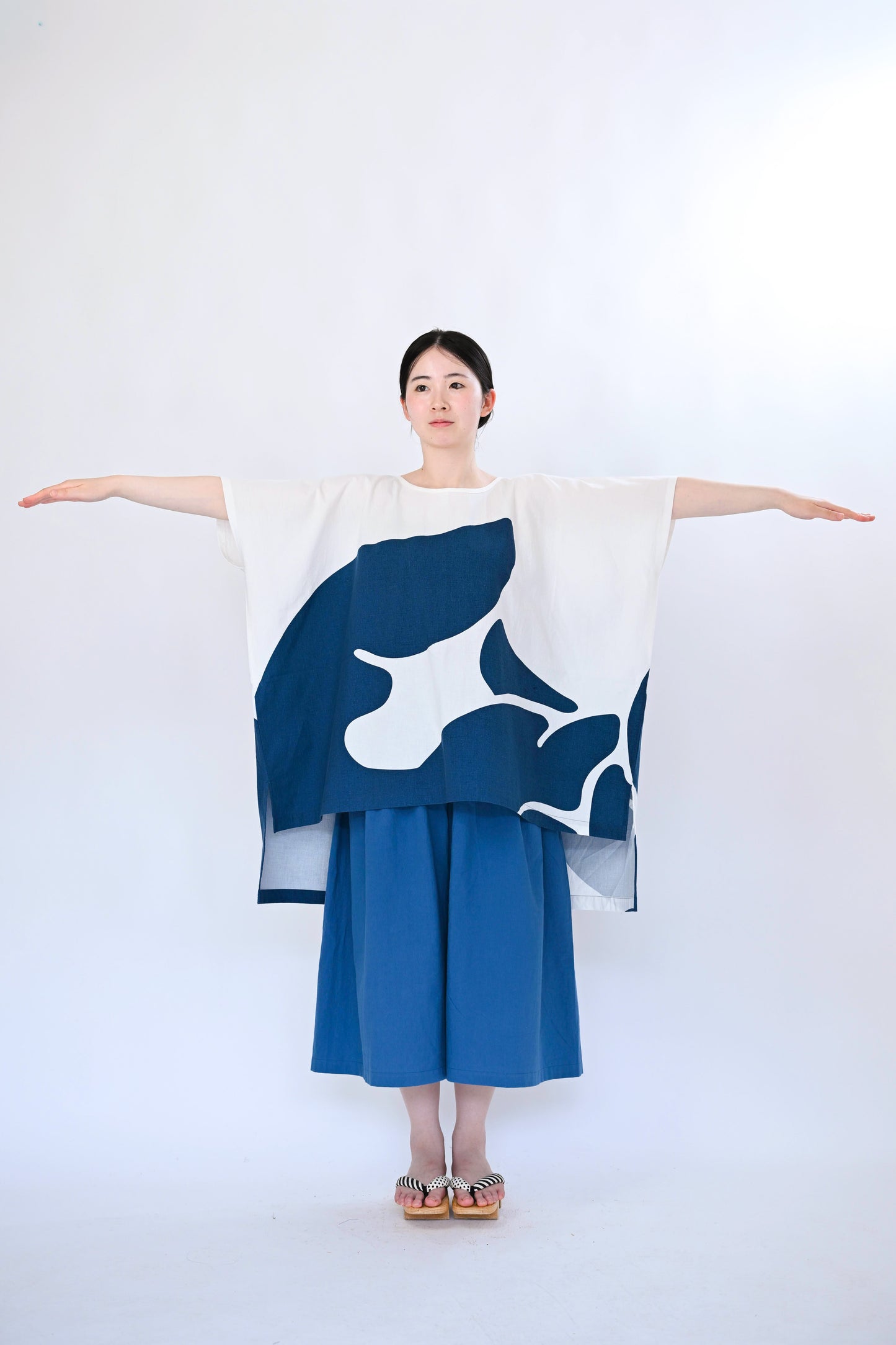 オドリギ Ⅳ SHIRT / 手の上で踊る