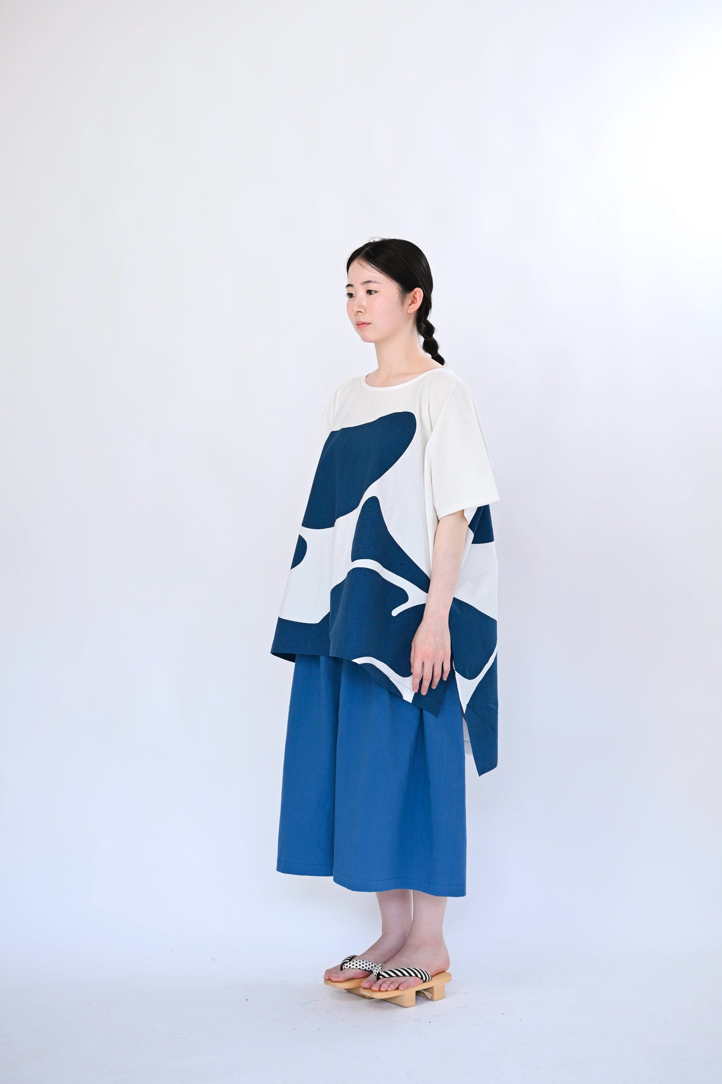 オドリギ Ⅳ SHIRT / 手の上で踊る