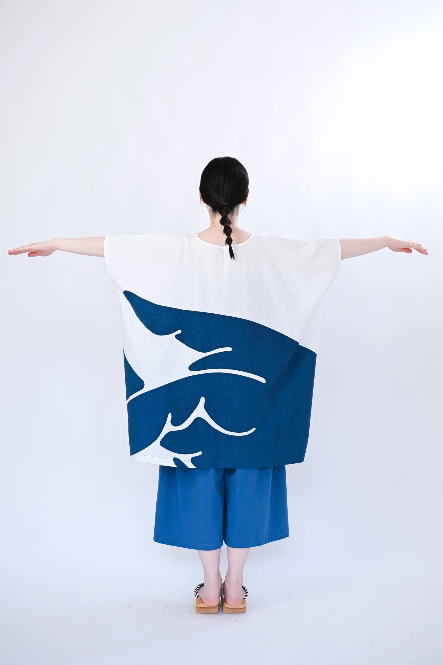 オドリギ Ⅳ SHIRT / 手の上で踊る