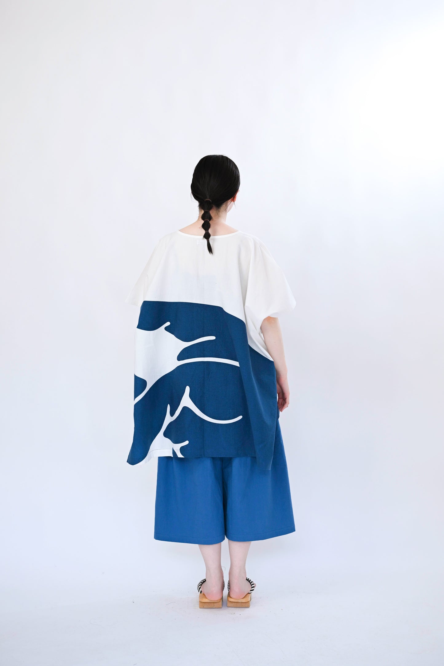 オドリギ Ⅳ SHIRT / 手の上で踊る