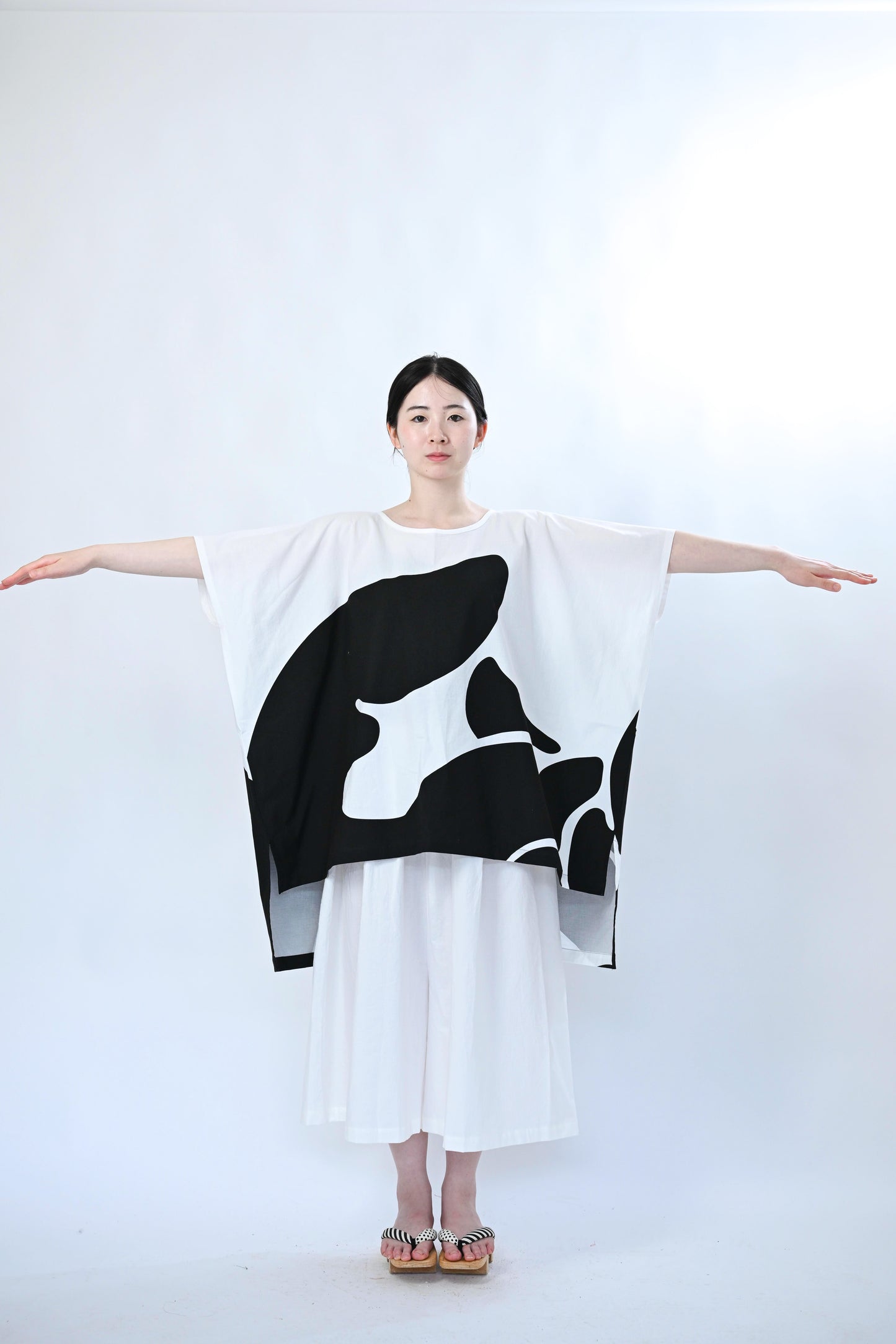 オドリギ Ⅳ SHIRT / 手の上で踊る
