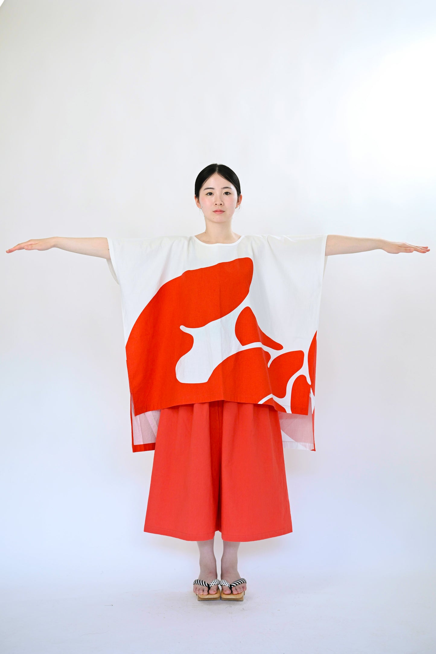 オドリギ Ⅳ SHIRT / 手の上で踊る